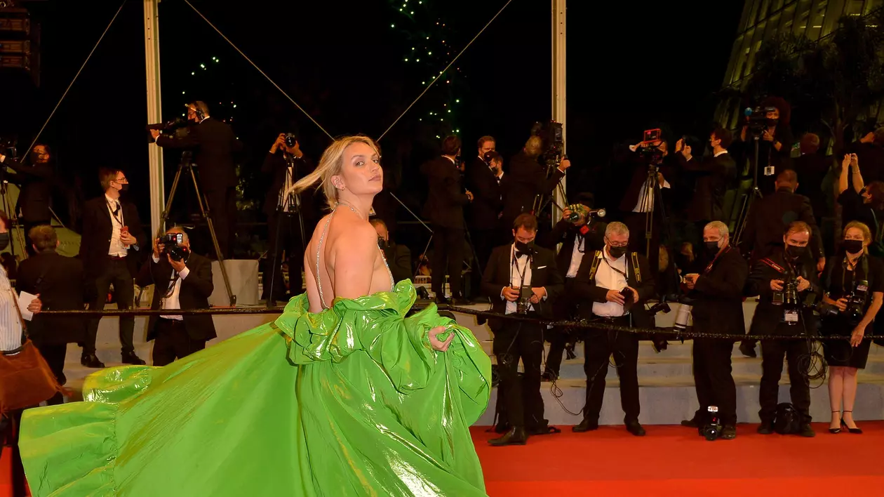 Abia și-a acoperit părțile intime. Cum a îndrăznit să apară la Cannes 2021 o cunoscută actriță