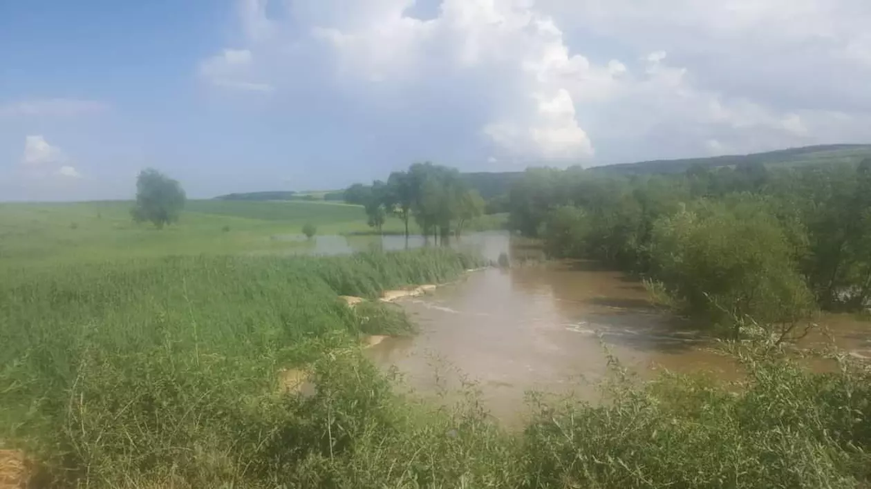 Şedinţă la Ministerul Mediului, după ce s-a rupt un dig din Neamţ. A fost transmis mesaj RO-Alert