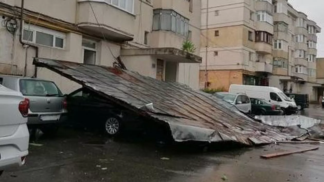Acoperișuri prăbușite peste mașini, în Fălticeni, în timpul unei furtuni