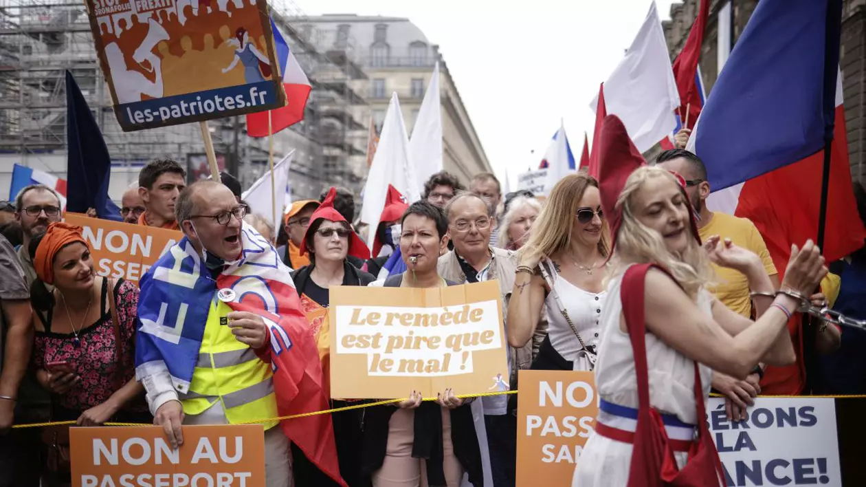 Împinsă de Franța lui Macron, dezbaterea privind vaccinarea obligatorie împotriva COVID se încinge în Europa