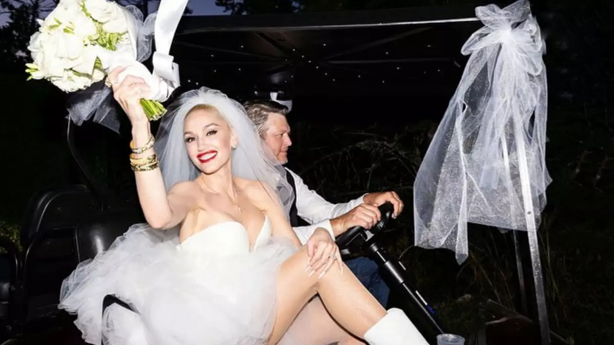 Gwen Stefani și Blake Shelton s-au căsătorit. Cântăreața în vârstă de 51 de ani a purtat o rochie de mireasă specială