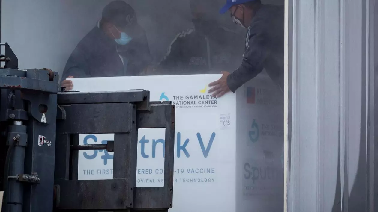 Afacerea de milioane a Moscovei cu Sputnik V: vinde la suprapreț vaccinul țărilor sărace, printr-un interpus din Dubai