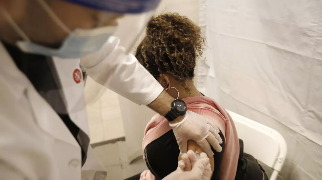 Cum descriu oamenii vaccinați simptomele pe care le-au avut după ce s-au infectat cu coronavirus