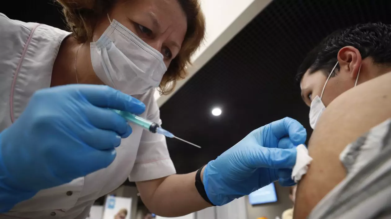 Vaccinul antigripal ar putea reduce efectele severe ale coronavirusului. Ce arată un studiu derulat pe 75.000 de pacienți COVID