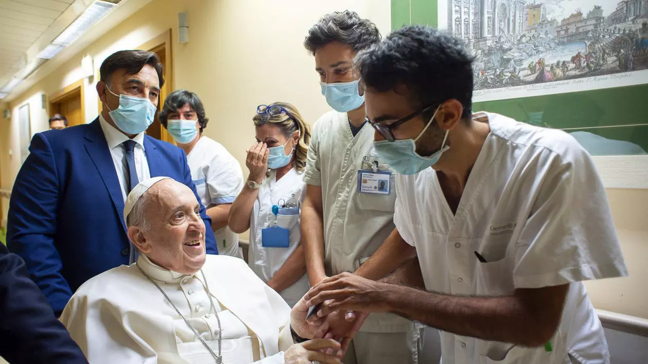 Papa Francisc a fost externat după 11 zile de spitalizare
