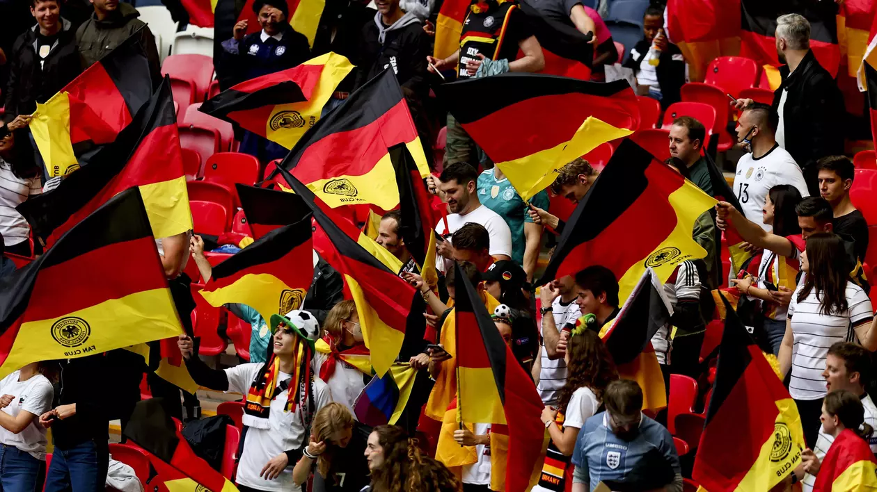 Un galez a strâns bani pentru o fetiță germană care a fost jignită că a plâns pe stadion. „Nu toți britanicii sunt oribili”