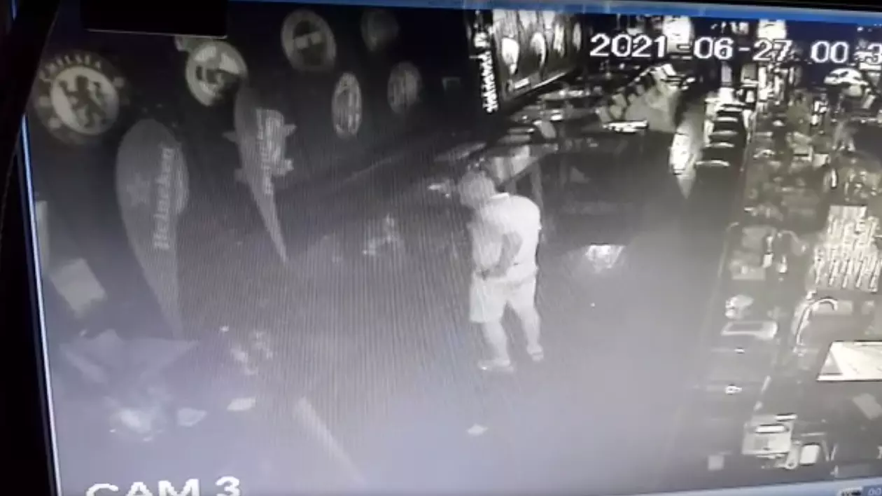 VIDEO. Un fost paznic de hotel s-a dat ziarist Libertatea și a furat un telefon în Centrul Vechi
