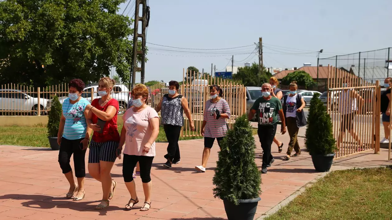 REPORTAJ. Coada de la „textile” pentru vaccin. Cum a primit comuna natală a Elenei Ceaușescu comisarul european pentru Sănătate