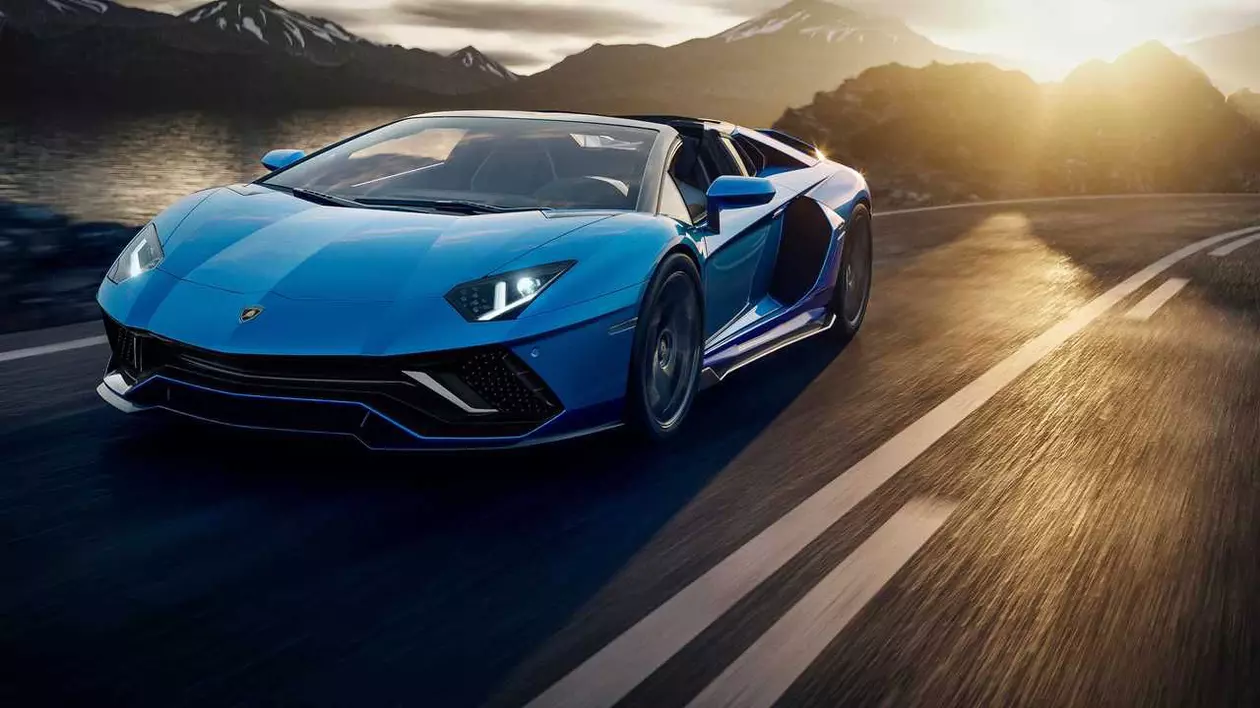 Lamborghini și Lotus au prezentat ultimele lor mașini care vor funcționa exclusiv pe benzină