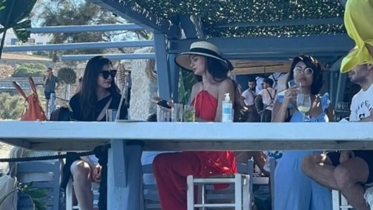 Imagini cu Monica și Ramona Gabor, în vacanța din Mykonos. Cele două au atras toate privirile