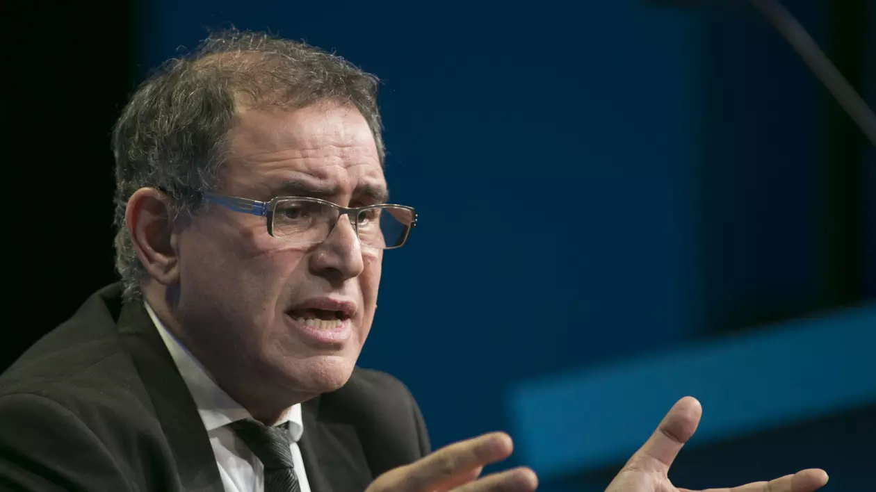Nouriel Roubini avertizează asupra unei viitoare crize economice. „Întrebarea nu este dacă, ci când‟. Roubini la costum și cu ochelari, gesticulând cu mâinile