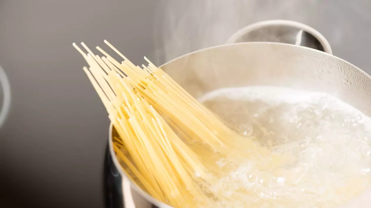 De ce nu e bine să clătești pastele după ce le fierbi