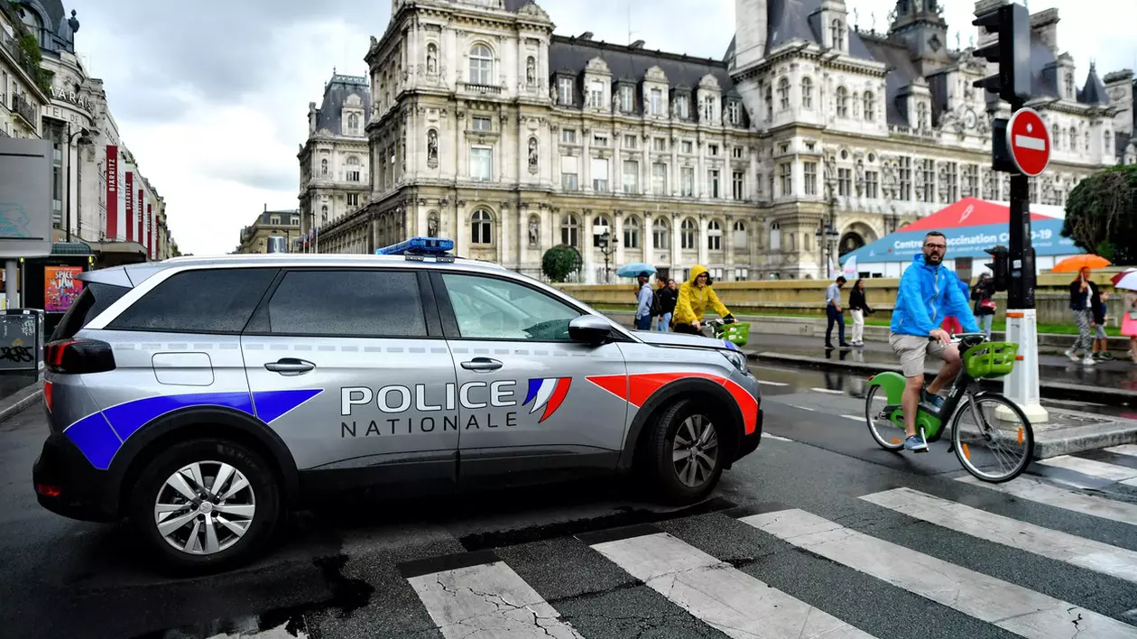 Un român a rănit cu cutterul un spaniol, la Paris. Agresorul, imobilizat de trecători