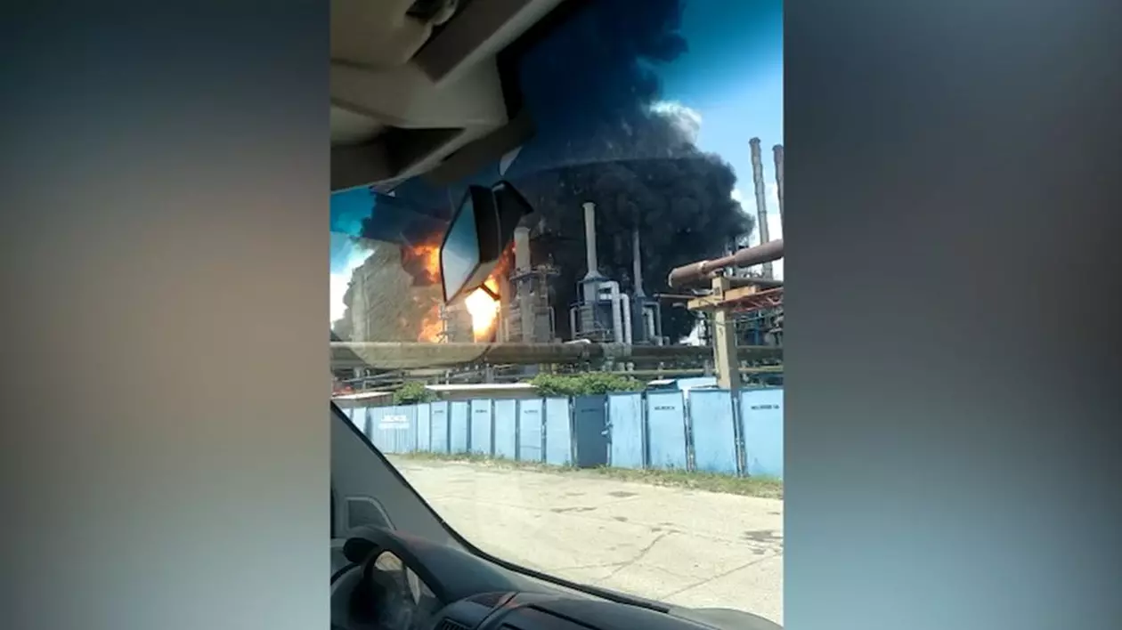 Imagini cutremurătoare din mașina care trece pe lângă Petromidia în flăcări: „Dă-i în față, că murim toți”