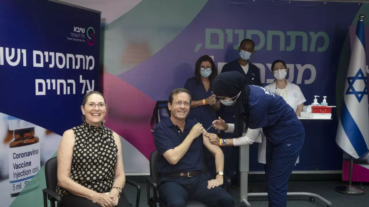 Israel începe vaccinarea cu a treia doză anti-COVID. Primul imunizat: președintele țării