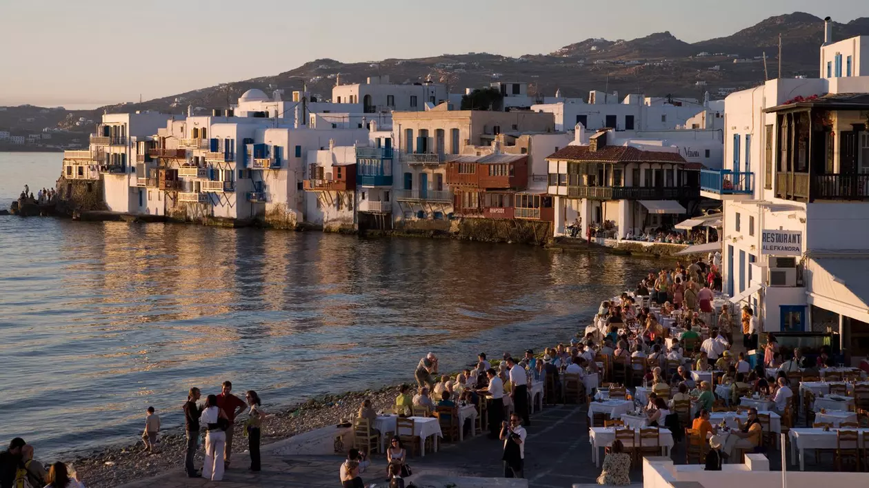 Grecia trimite mai mulți polițiști în insulele cu focare COVID. Mykonos și Ios ar putea fi închise