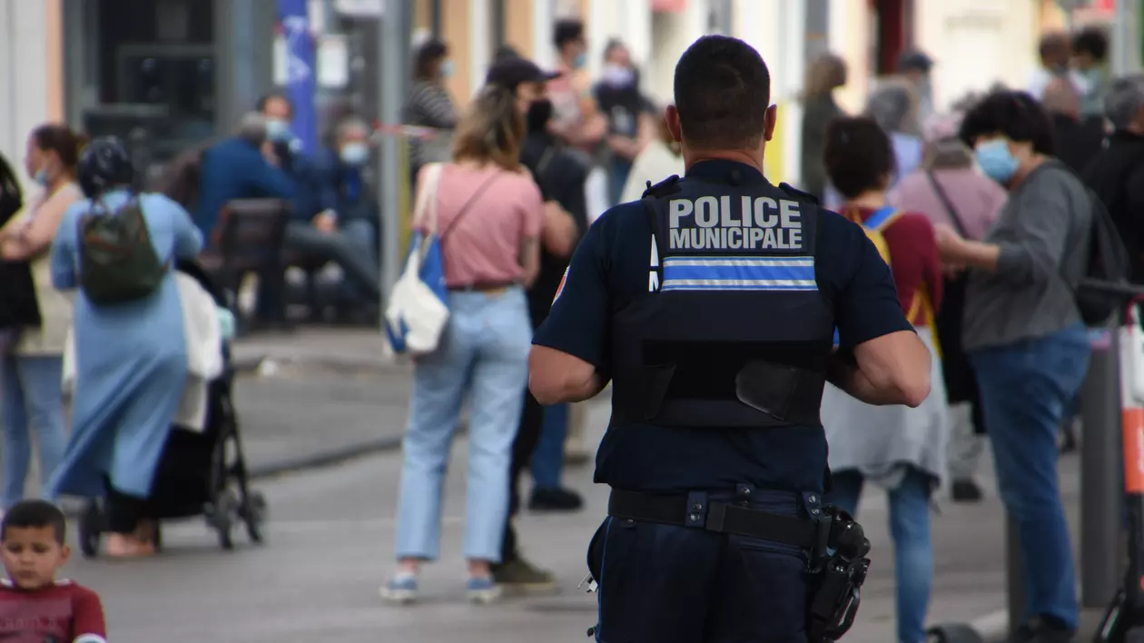 Un nou jaf la Paris. Doi bărbați au furat bijuterii de 400.000 de euro și au dispărut