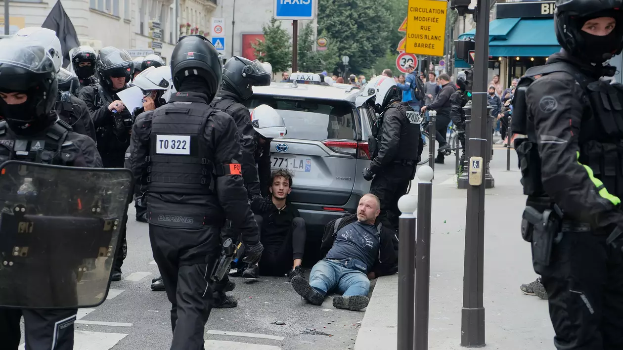 Proteste în Franţa față de măsurile lui Macron privind vaccinarea obligatorie și certificatul verde