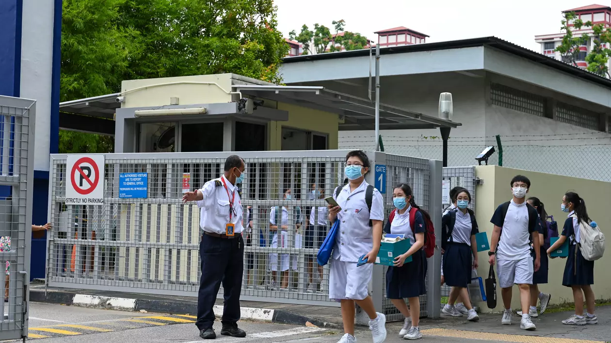 Crimă șocantă în Singapore. Un elev de 13 ani a fost ucis cu toporul, la școală, de un coleg