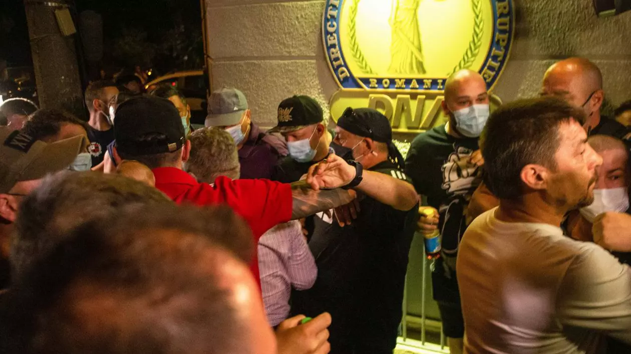 Ion Rădoi, la ieșirea de la DNA. Sindicaliștii au făcut cordon în jurul lui | Foto: Inquam Photos, Ilona Andrei