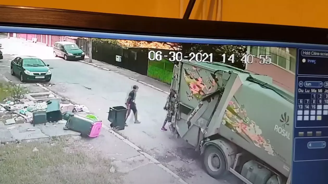 Cum își bate joc operatorul de salubritate de clienții din Ploiești. Tomberoane aruncate și sparte de angajați