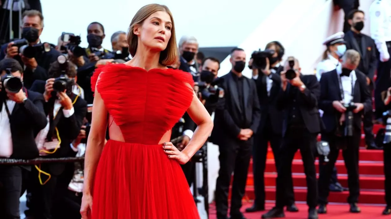 Rochia îndrăzneață aleasă de o cunoscută actriță pentru covorul roșu de la Cannes