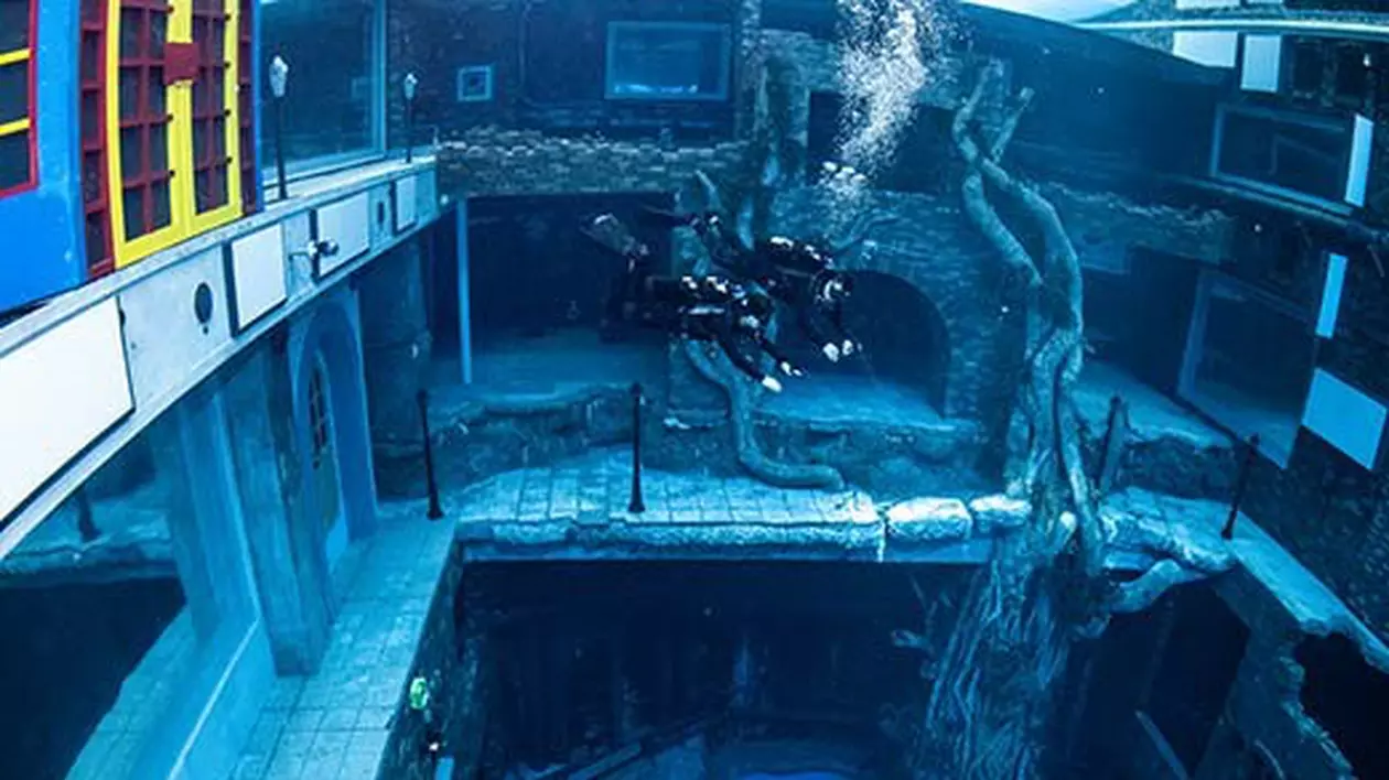 Cum arată cea mai adâncă piscină din lume, cu un oraș subacvatic și sală de jocuri, deschisă în Dubai