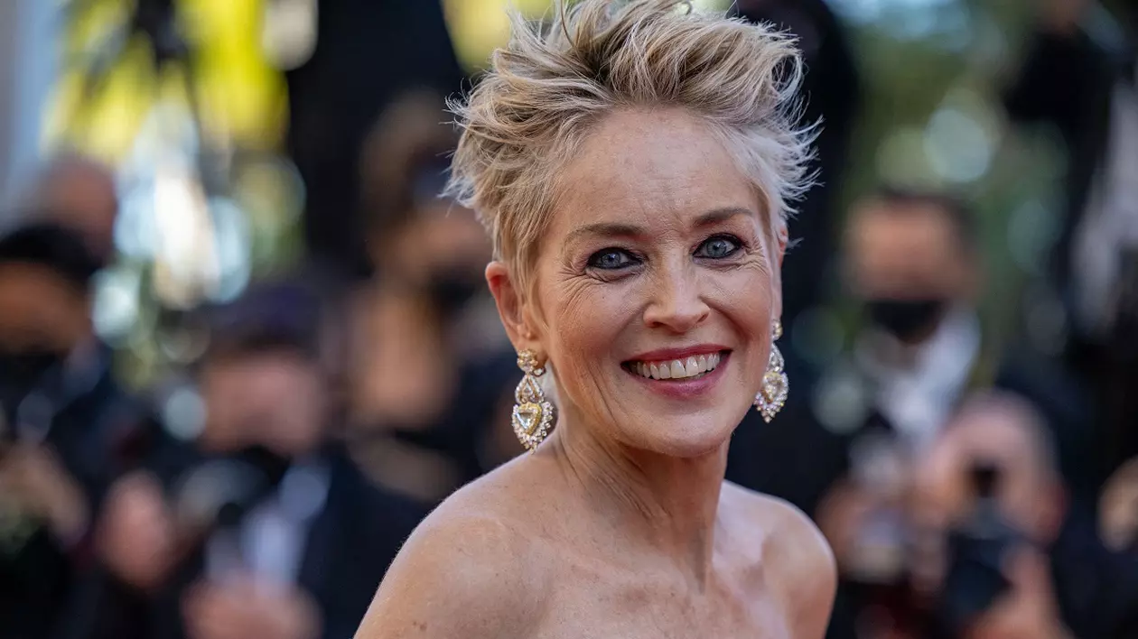Tunsă scurt și îmbrăcată într-o rochie fabuloasă. Apariția notabilă a lui Sharon Stone la Cannes 2021