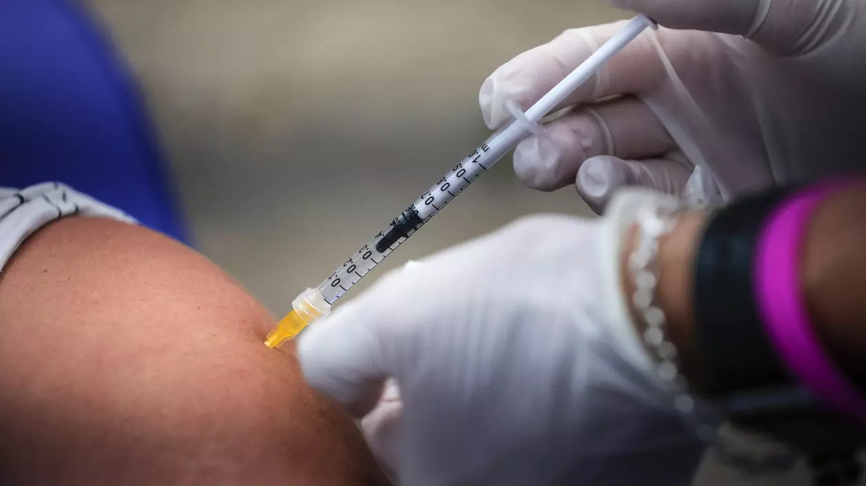 Expert CDC: A treia doză de vaccin crește riscul de reacții adverse grave