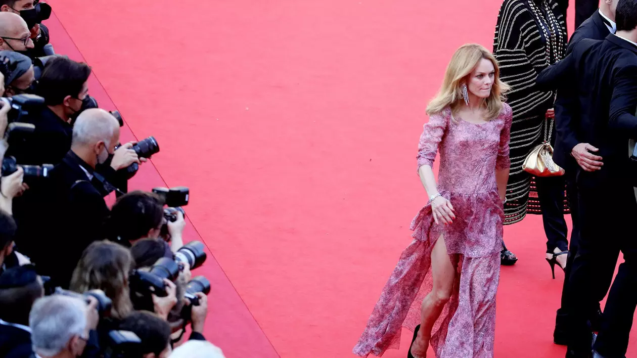Vanessa Paradis, cu lenjeria intimă la vedere pe covorul roșu de la Cannes 2021. Fotografii au surprins momentul