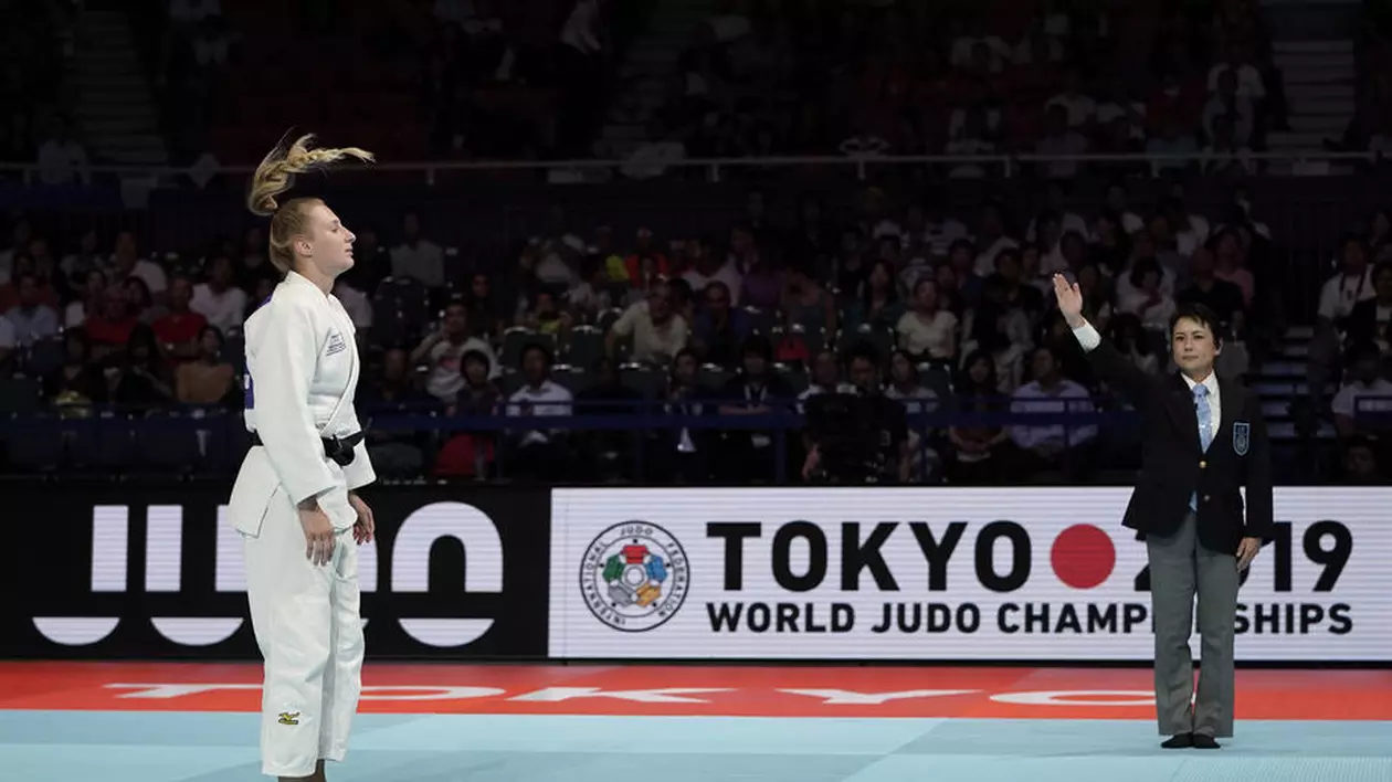 O sportivă a primit o pereche de palme de la antrenorul ei, înaintea unui meci de judo de la JO 2020