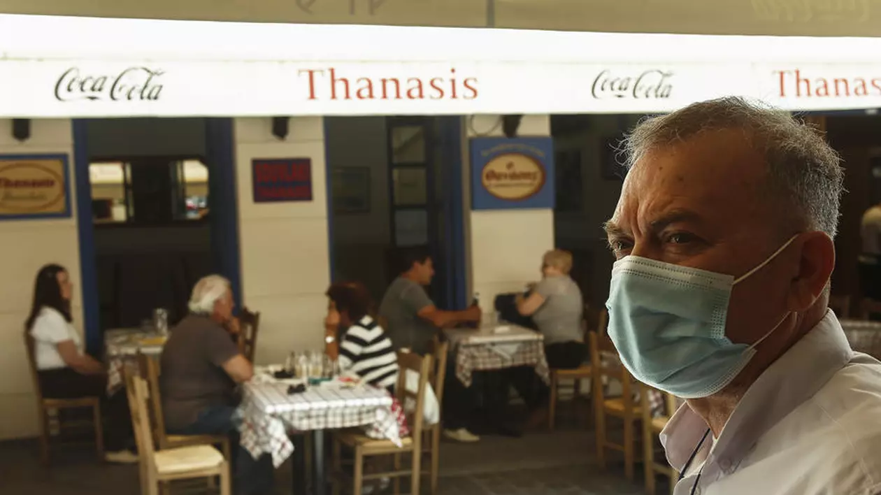 Clienţii restaurantelor din Grecia cu spaţii în interior, obligați să facă dovada vaccinării sau a testării negative