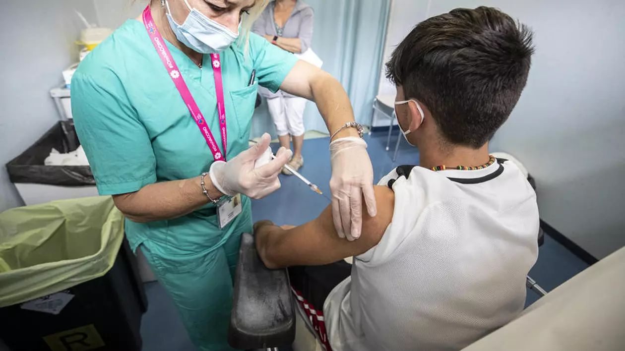 Studiu: Vaccinul Pfizer produce de zece ori mai mulți anticorpi decât serul chinezesc Sinovac