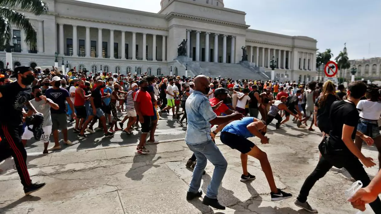 Cuba neagă o „explozie socială”, în timp ce un protestatar a murit și peste 100 sunt reținuți sau dați dispăruți