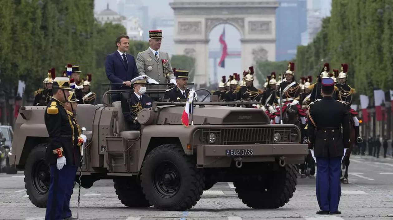 Franța și-a sărbătorit ziua națională cu tradiționala paradă militară, după un an de pauză