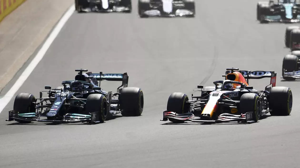 Red Bull a cerut o pedeapsă mai mare pentru Hamilton, după accidentul de la Silverstone, dar solicitarea a fost respinsă de FIA