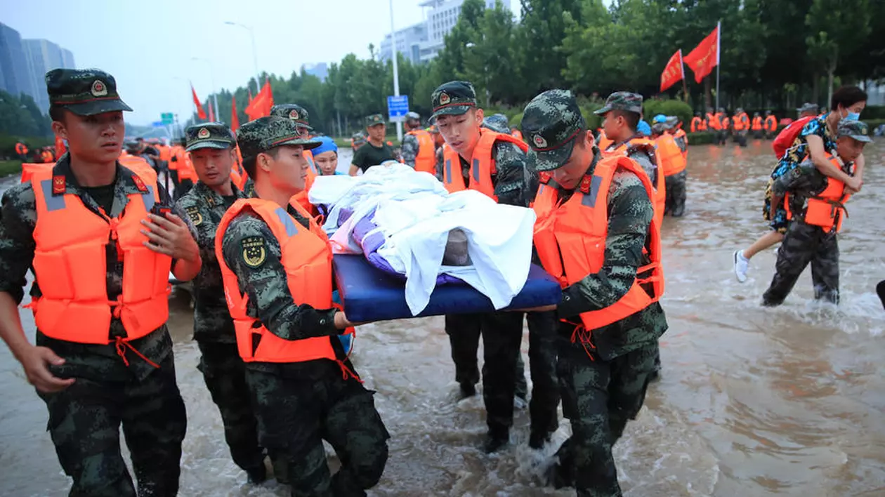 Imagini dramatice: O femeie din China a murit după ce și-a salvat copilul de o alunecare de teren