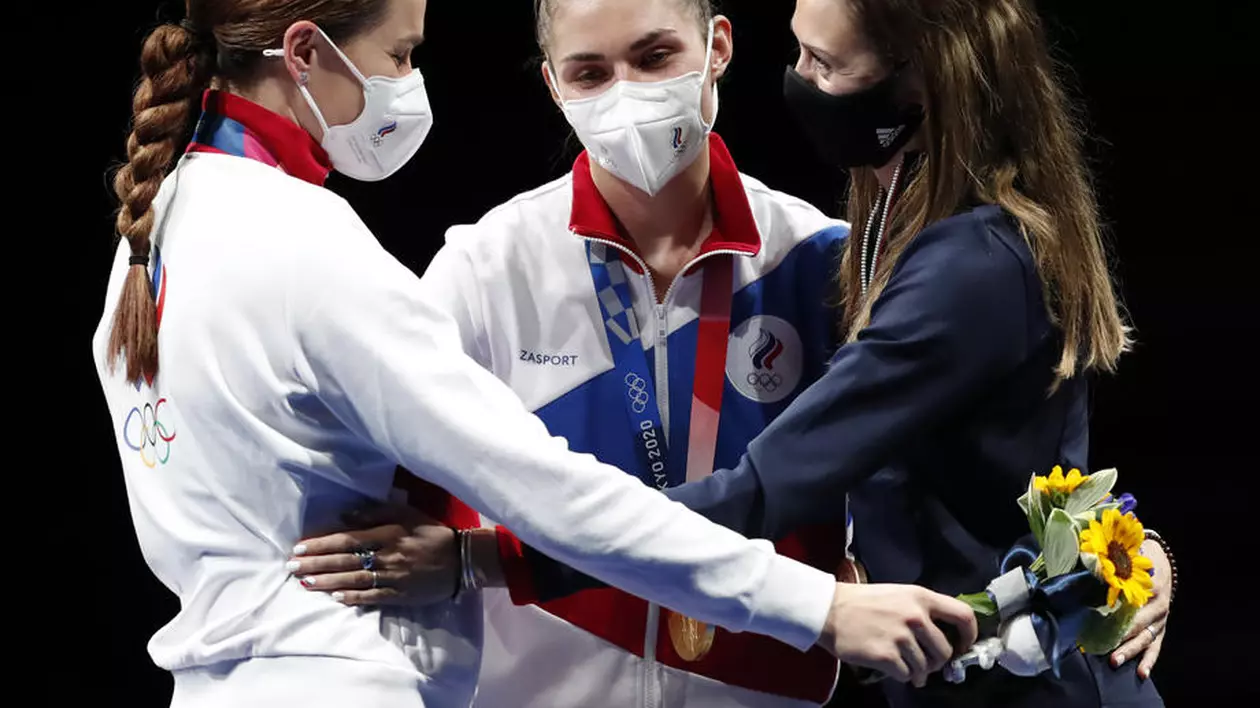 Comitetul Olimpic Internațional le permite medaliaților să își dea masca jos pentru 30 de secunde