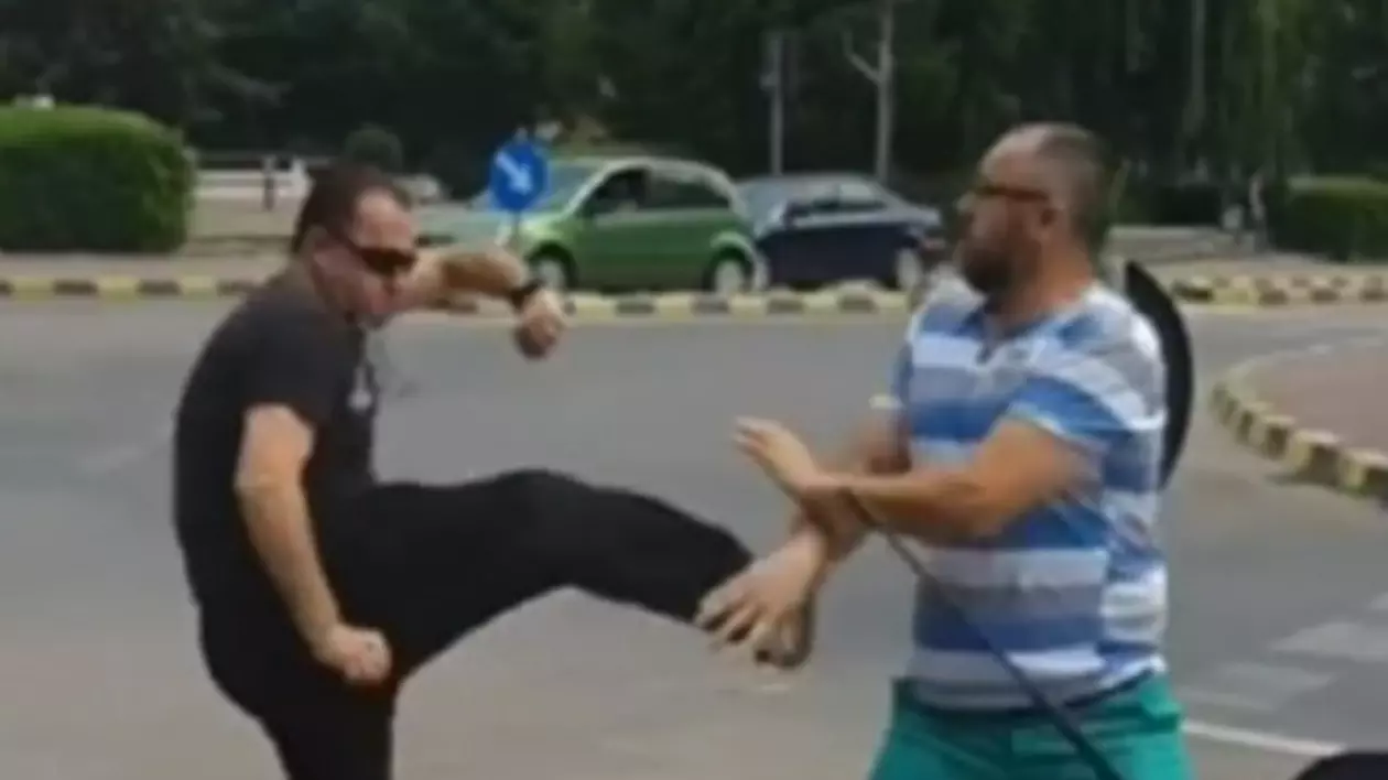Doi șoferi s-au luat la bătaie într-o intersecție din Suceava. Unul dintre ei este polițist local