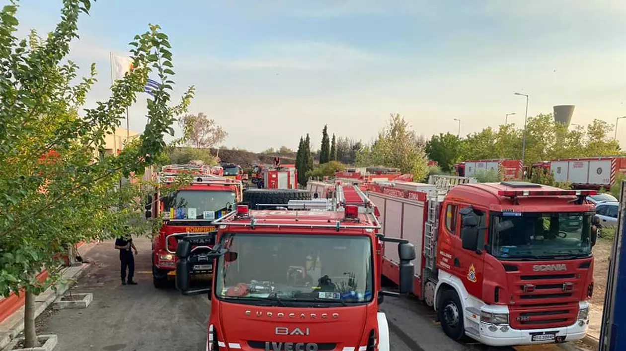 Pompierii români trimiși în Grecia intervin pe insula Evia, care arde ca o torță uriașă de câteva zile