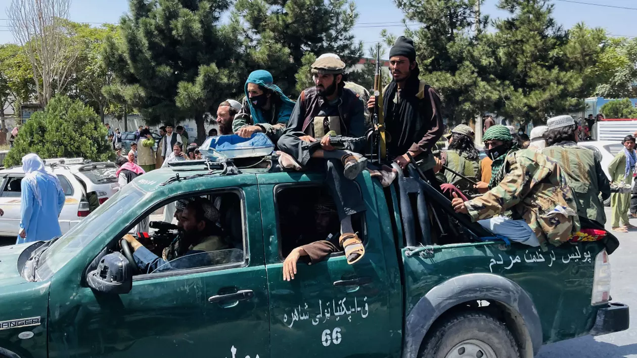 Răspuns celor care fac mișto. De ce românii au dreptul să fie interesați așa de mult de criza din Afganistan?