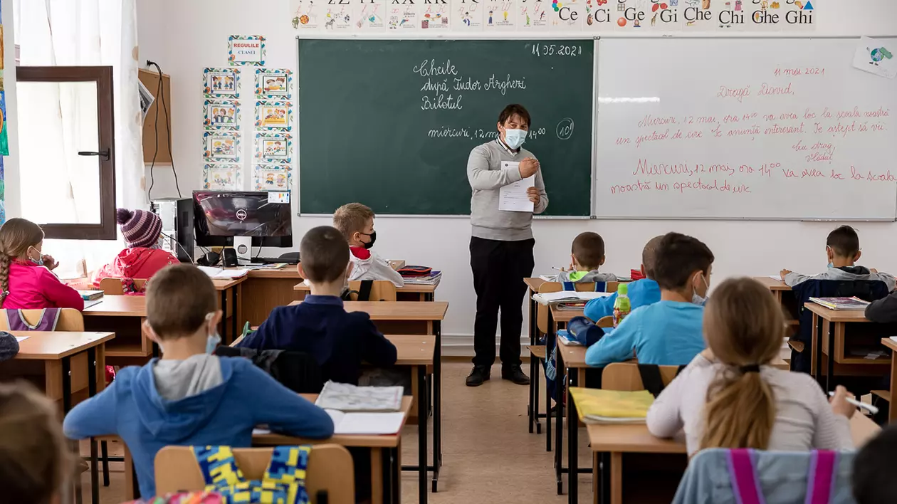DOCUMENT. Ordinul privind începerea școlii, aprobat. Elevii merg la cursuri până când rata de infectare depășește 6 la mie