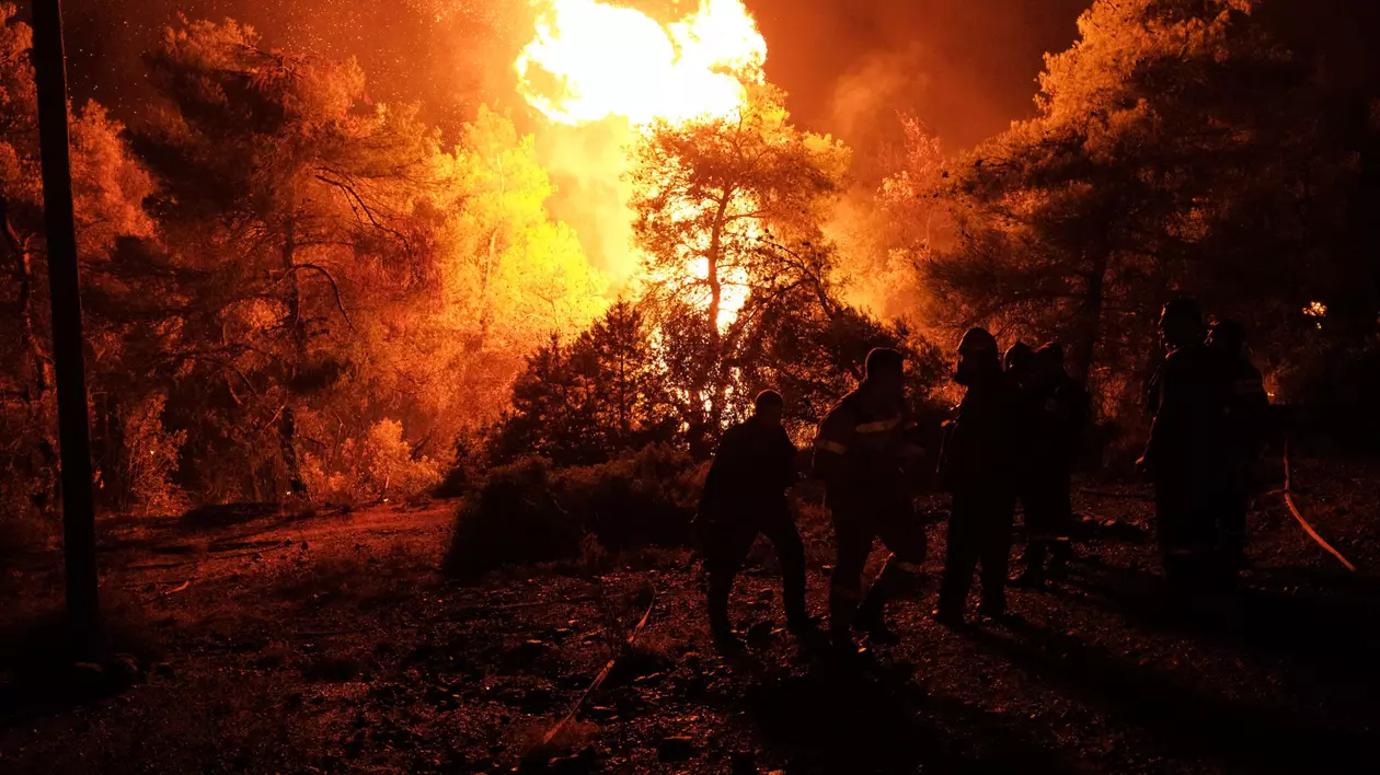 Doi morți în incendiile din Grecia. Pompierii salvatori români, prima misiune, în zona Spathari