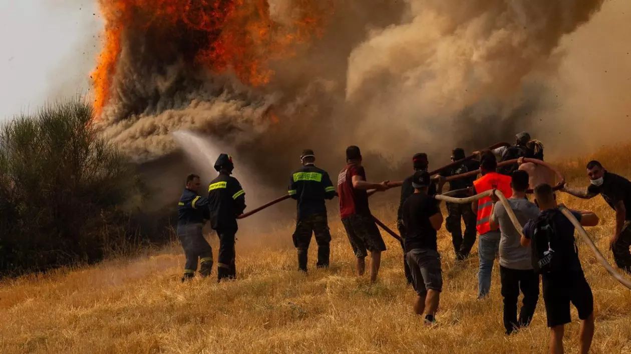 Ploaie de cenușă, incendii masive în noapte și mii de oameni fugiți din calea infernului, în Grecia: „O catastrofă biblică”
