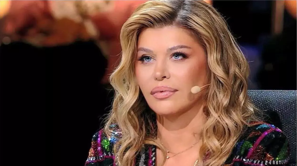 Loredana Groza, într-o bluză mult prea decoltată. Reacția fanilor: „Cum să te pozezi în așa hal?”