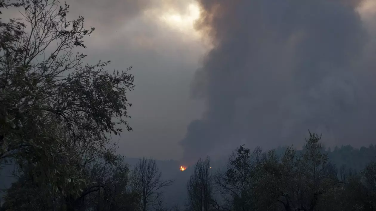 Incendiile din insula grecească Evia, pe cale „să fie stăpânite”, spune un primar. „Am văzut lumina soarelui”