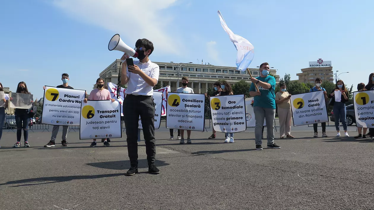 Reportaj. Cum a fost la miniprotestul elevilor din Piața Victoriei. O masă caldă, transport gratuit și ore remediale pentru toată lumea, printre revendicări