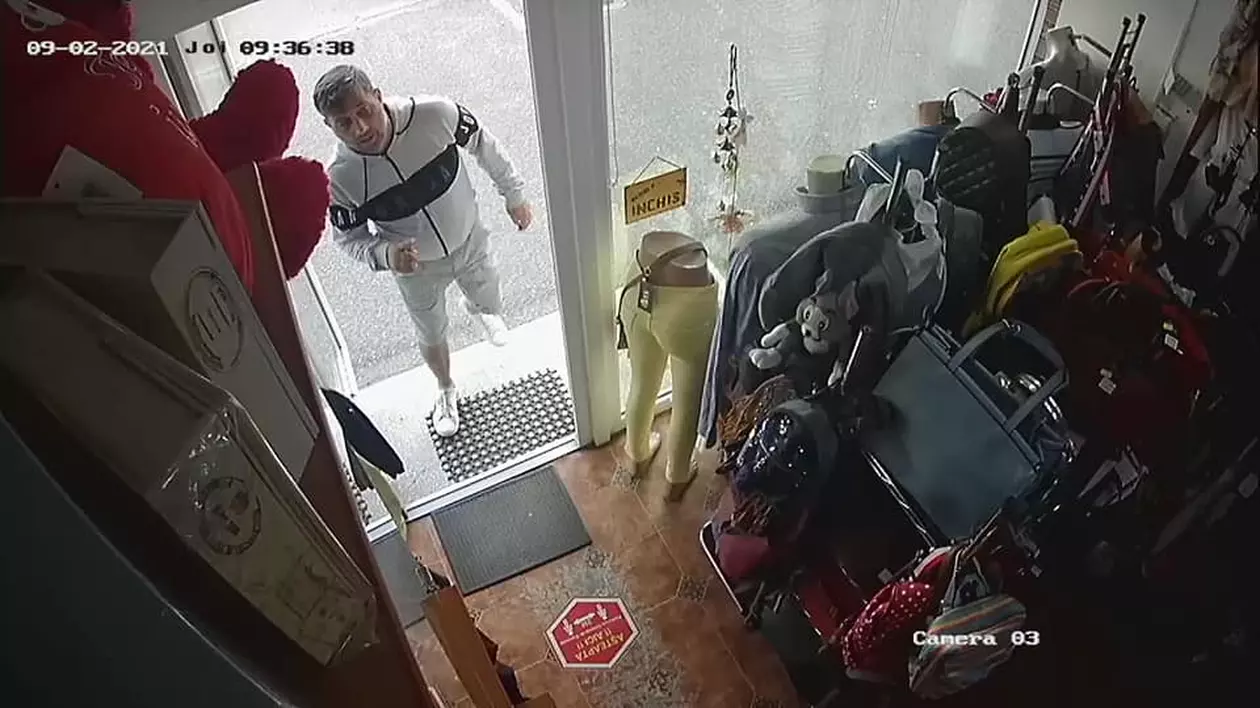 Hoț care fură haine dintr-un magazin din Bârlad cu tot cu manechin, surprins de camerele de supraveghere. IPJ Vaslui: „Încă nu a fost prins”