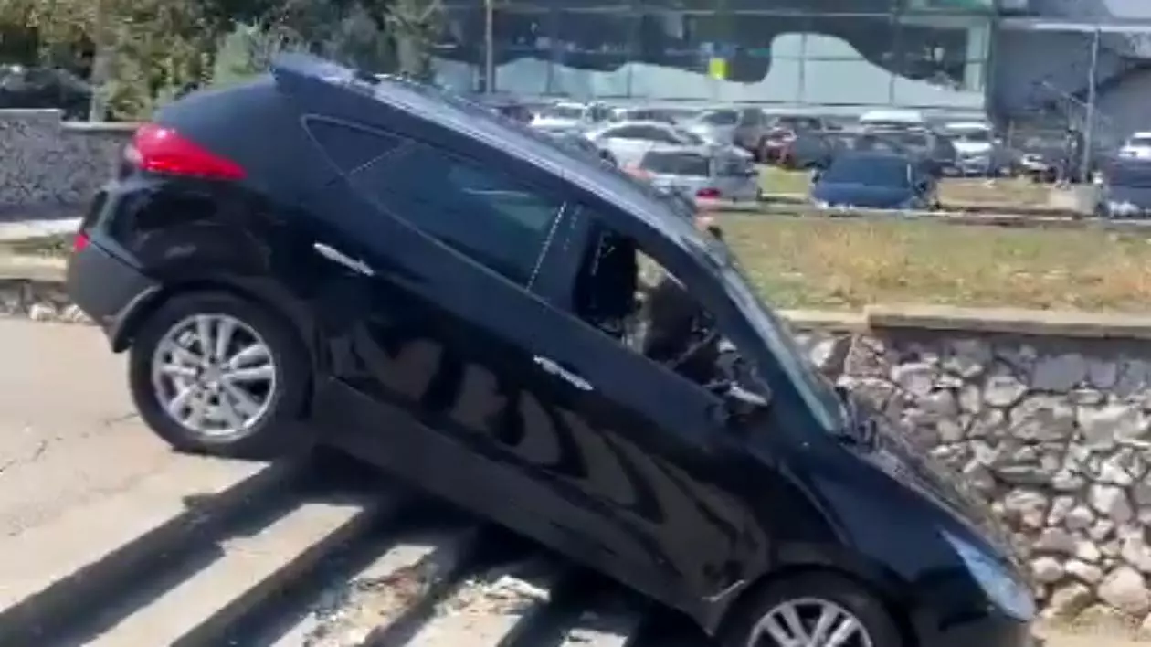 Ce amendă a primit șoferul filmat când cobora scările cu mașina, în orașul Constanța