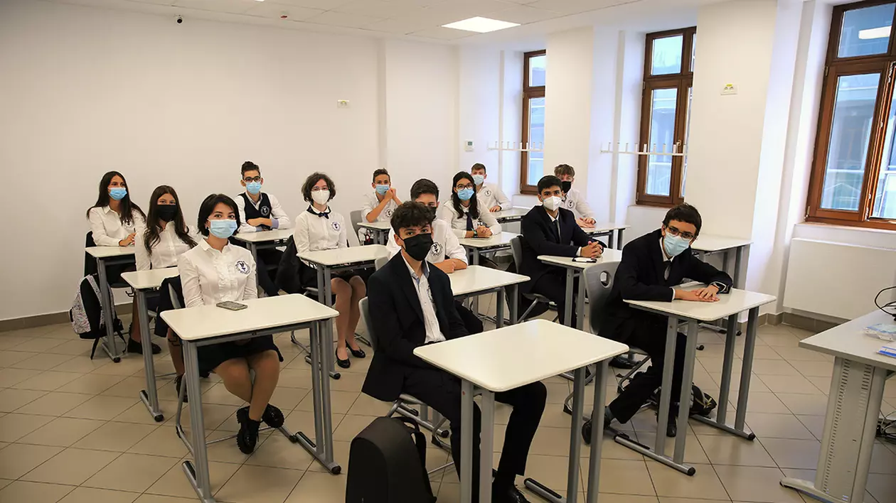 În 13 localități din țară, rata de infectare a depășit 6 la mie. Aproape 800 de clase trec luni în online